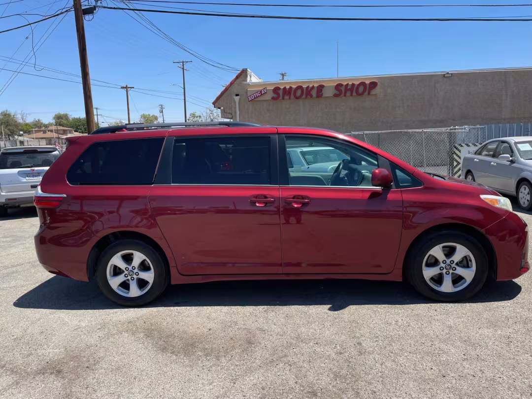 2018 Toyota Sienna - 5TDKZ3DC9JS905517 - Image #2