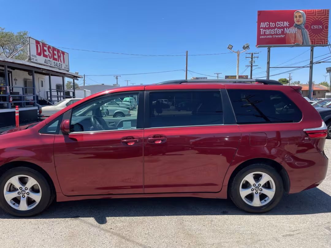 2018 Toyota Sienna - 5TDKZ3DC9JS905517 - Image #3